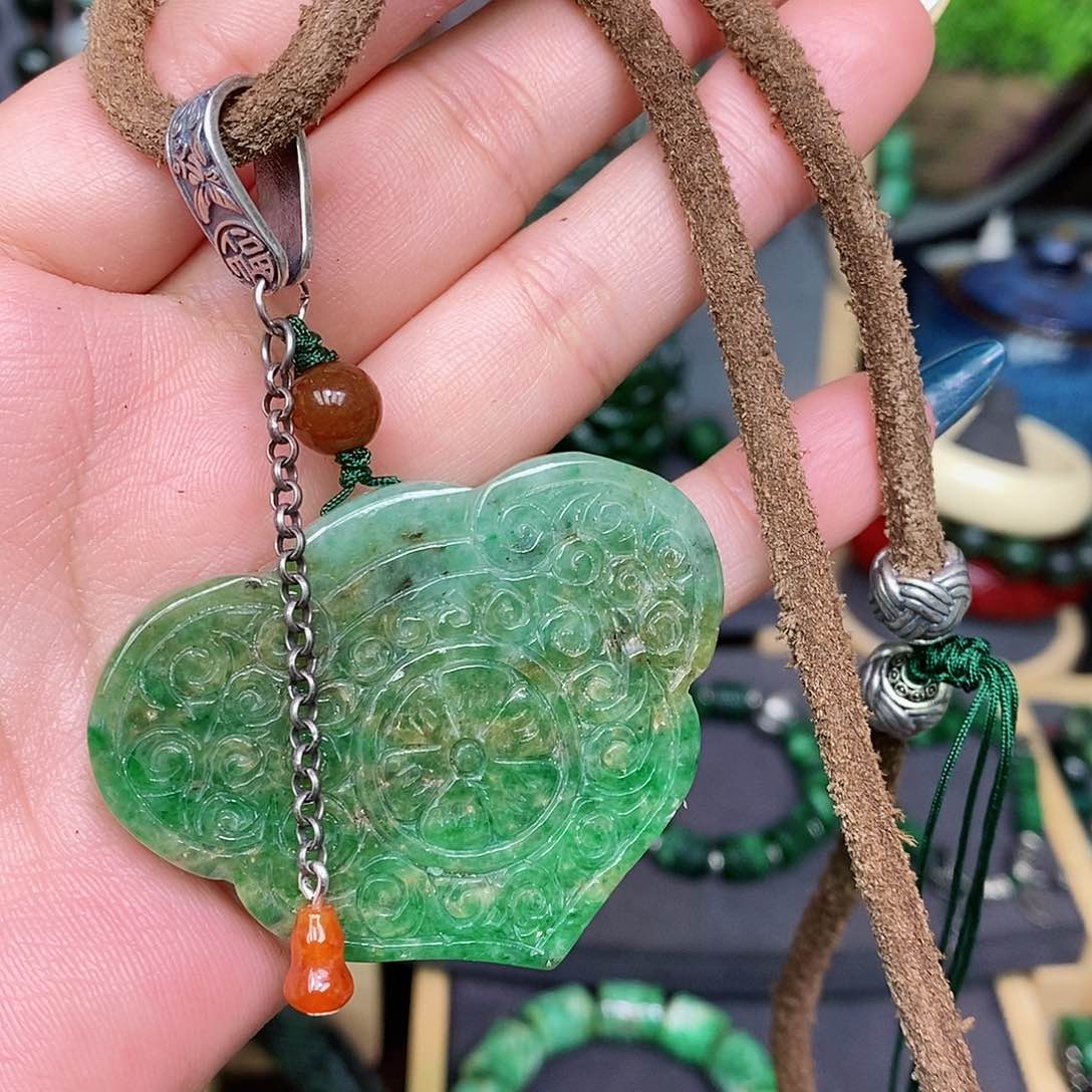 翡翠颈饰未镶嵌漂亮美眉