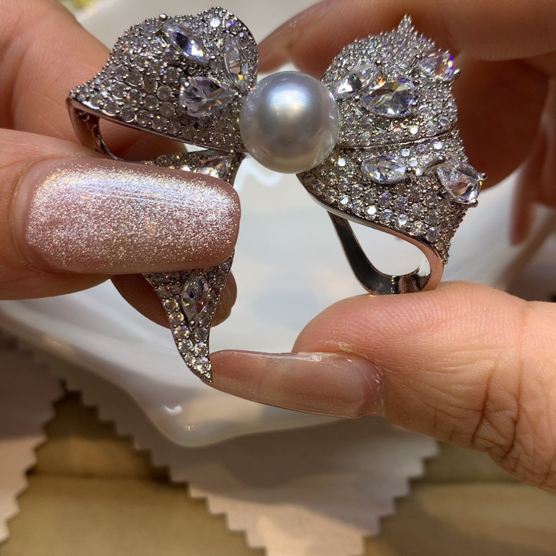 未镶嵌胸饰海水珍珠