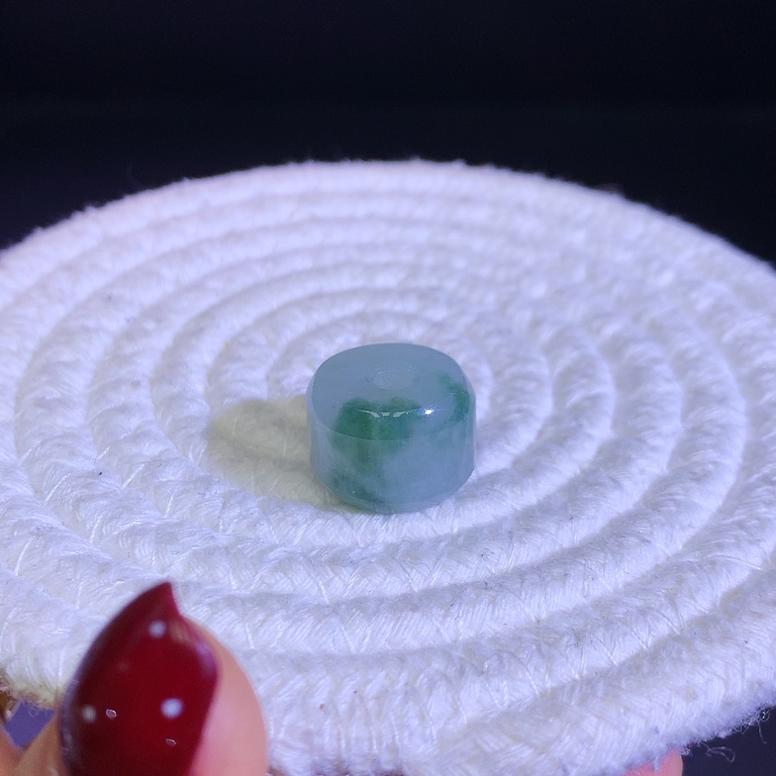 散珠翡翠天然缅甸翡翠桶珠卡16,7厚11.3飘绿花