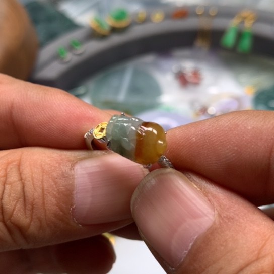 翡翠颈饰未镶嵌翡翠