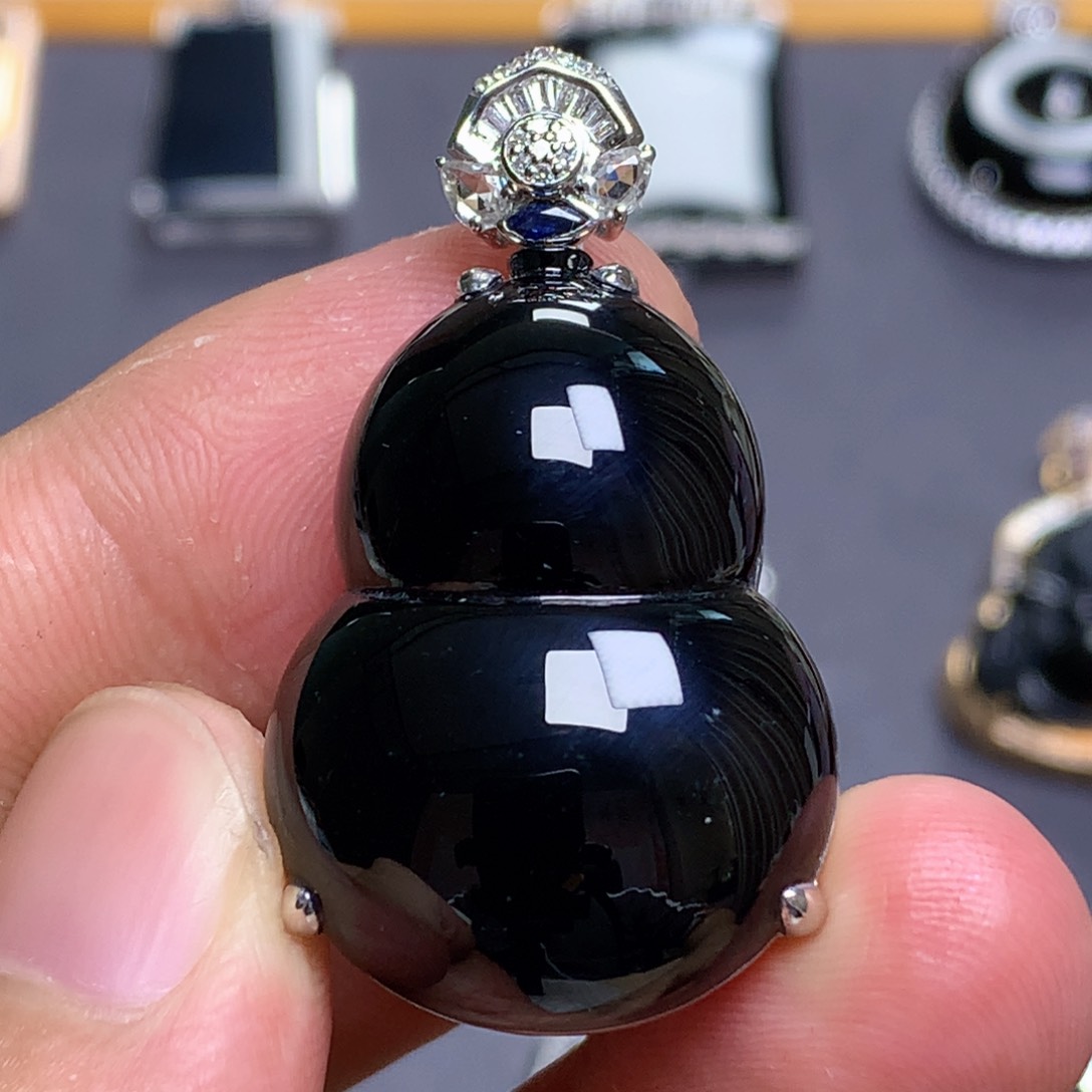 颈饰18K金镶嵌翡翠墨翠葫芦