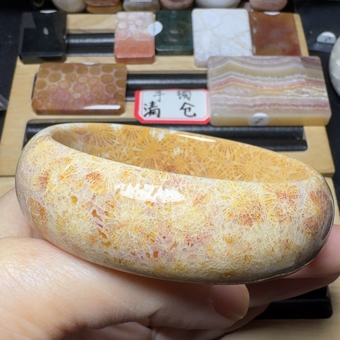 硅化玉60有点骨骼，黄红粉大花可盘190未镶嵌j****在