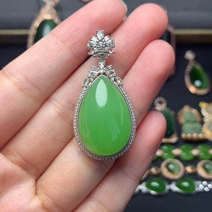 豆***人和田玉18K金镶嵌颈饰