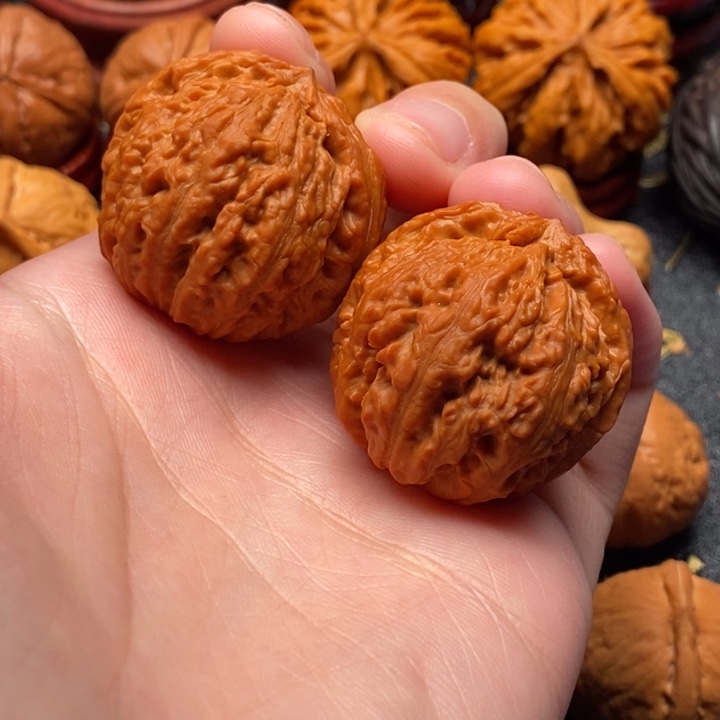 文玩核桃吊坠麒麟纹