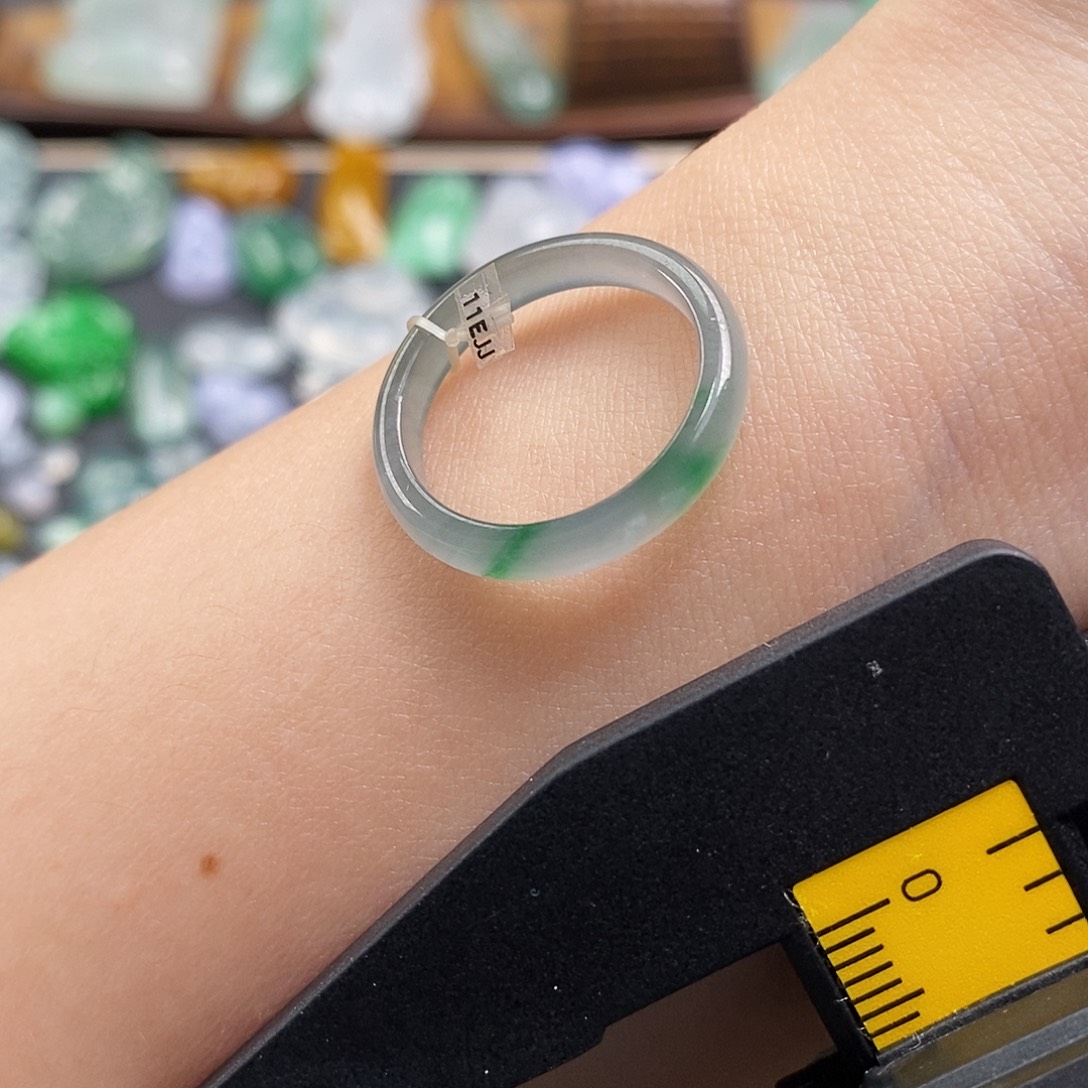 假***雯翡翠未镶嵌颈饰戒指