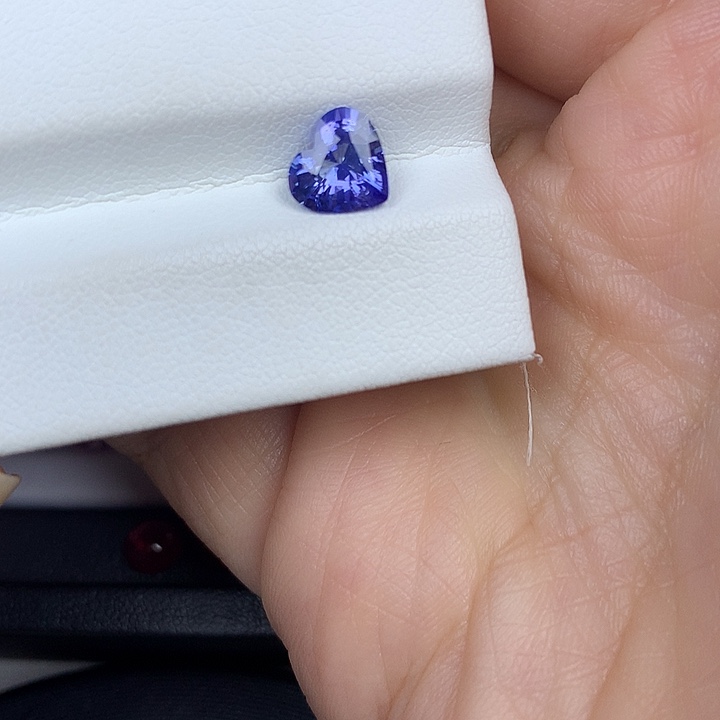 蓝宝石裸石1.56ct爱心蓝宝石吉尔德