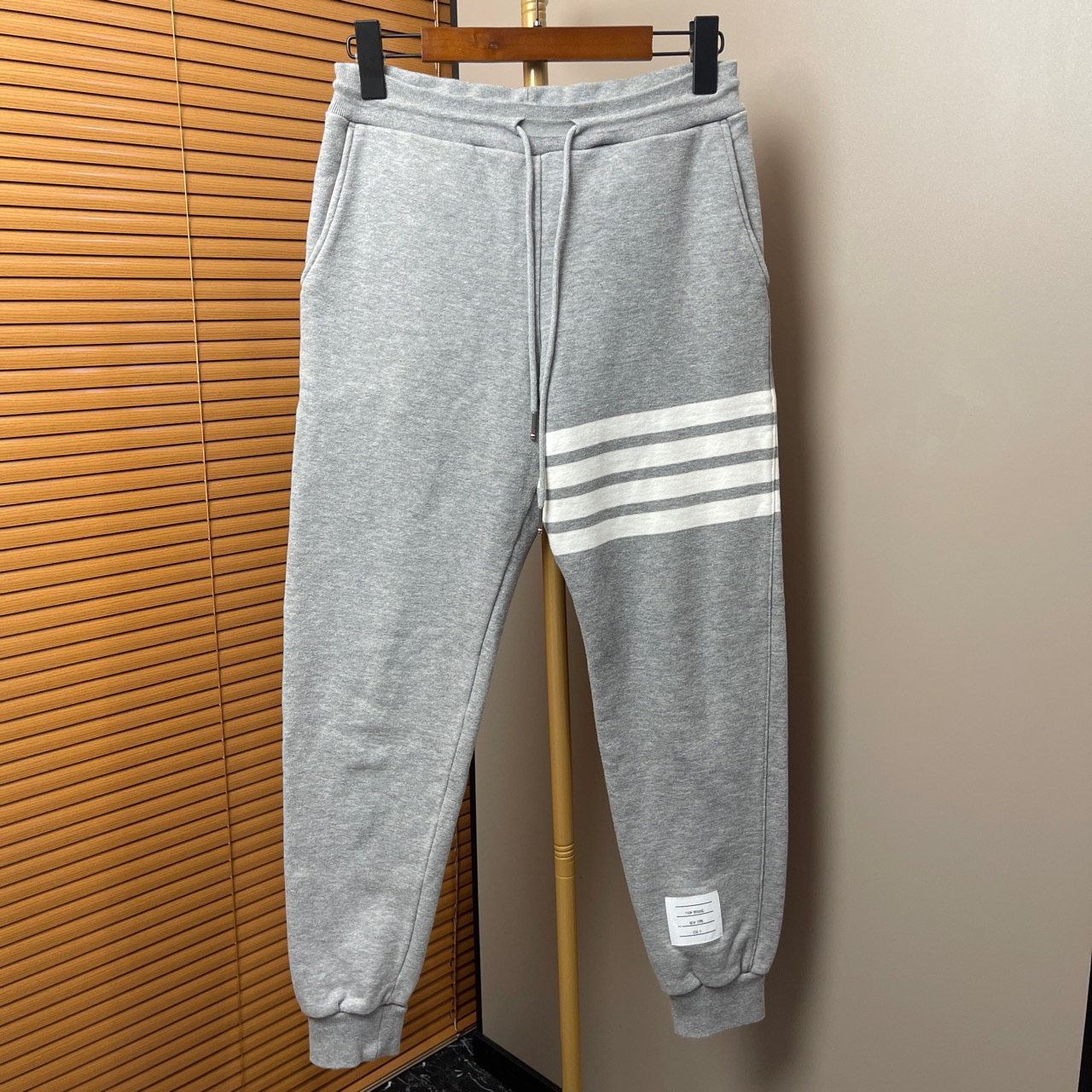 99新 TOMFORD/汤姆福特 浅灰色经典款色织四杠卫裤/0码/SI501680