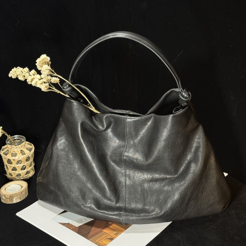 肉肉姐背的黑色植鞣软皮大容量通勤托特包女单肩手提包时尚设计感