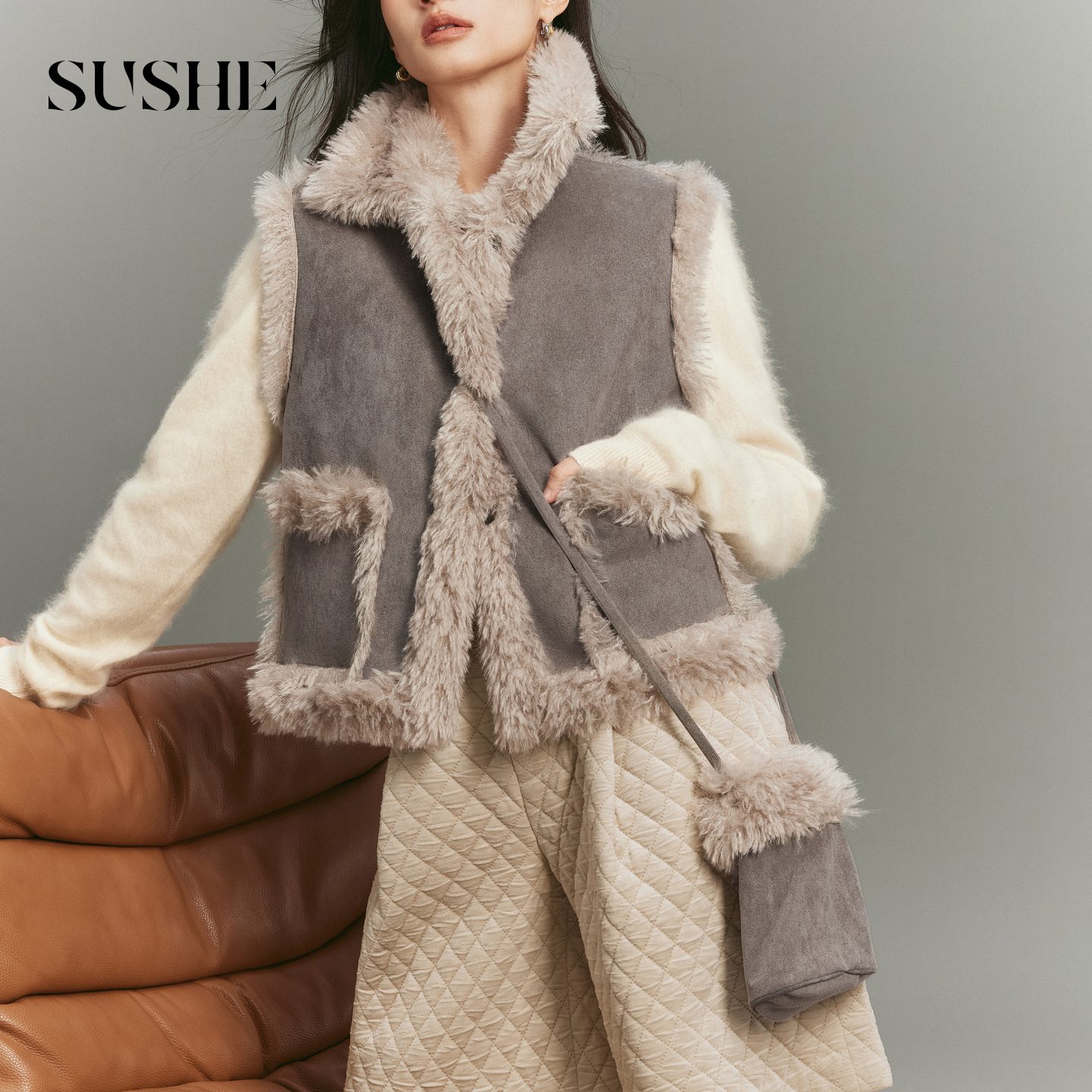 束皙SUSHE 柔砾 松绒系 麂皮翻领厚实保暖皮毛一体毛绒马甲女外套