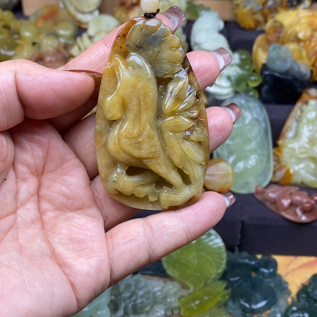 蛇纹石玉颈饰未镶嵌