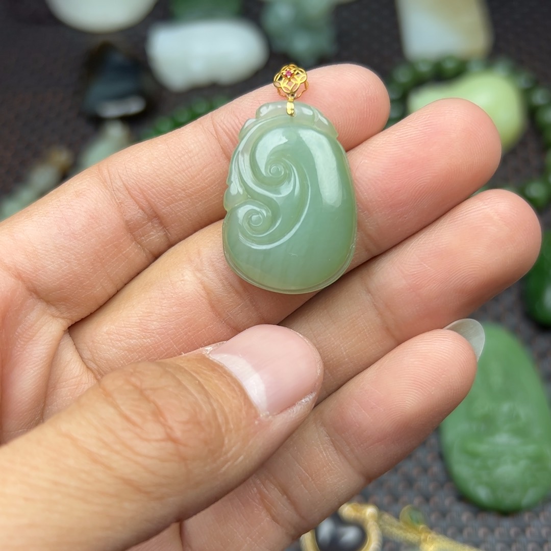 和田玉挂件18K金镶嵌