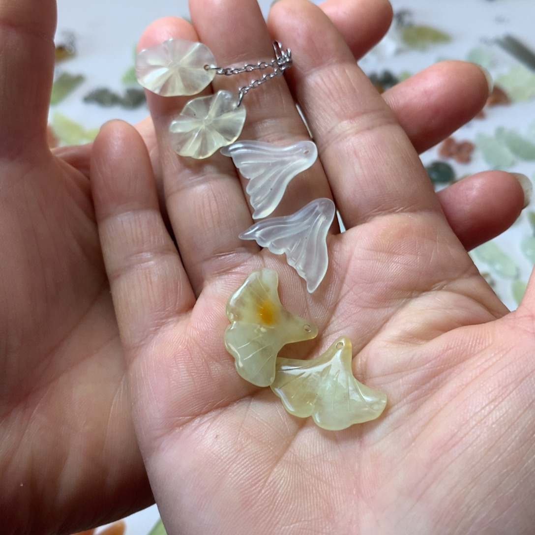 ****点蛇纹石玉未镶嵌耳环