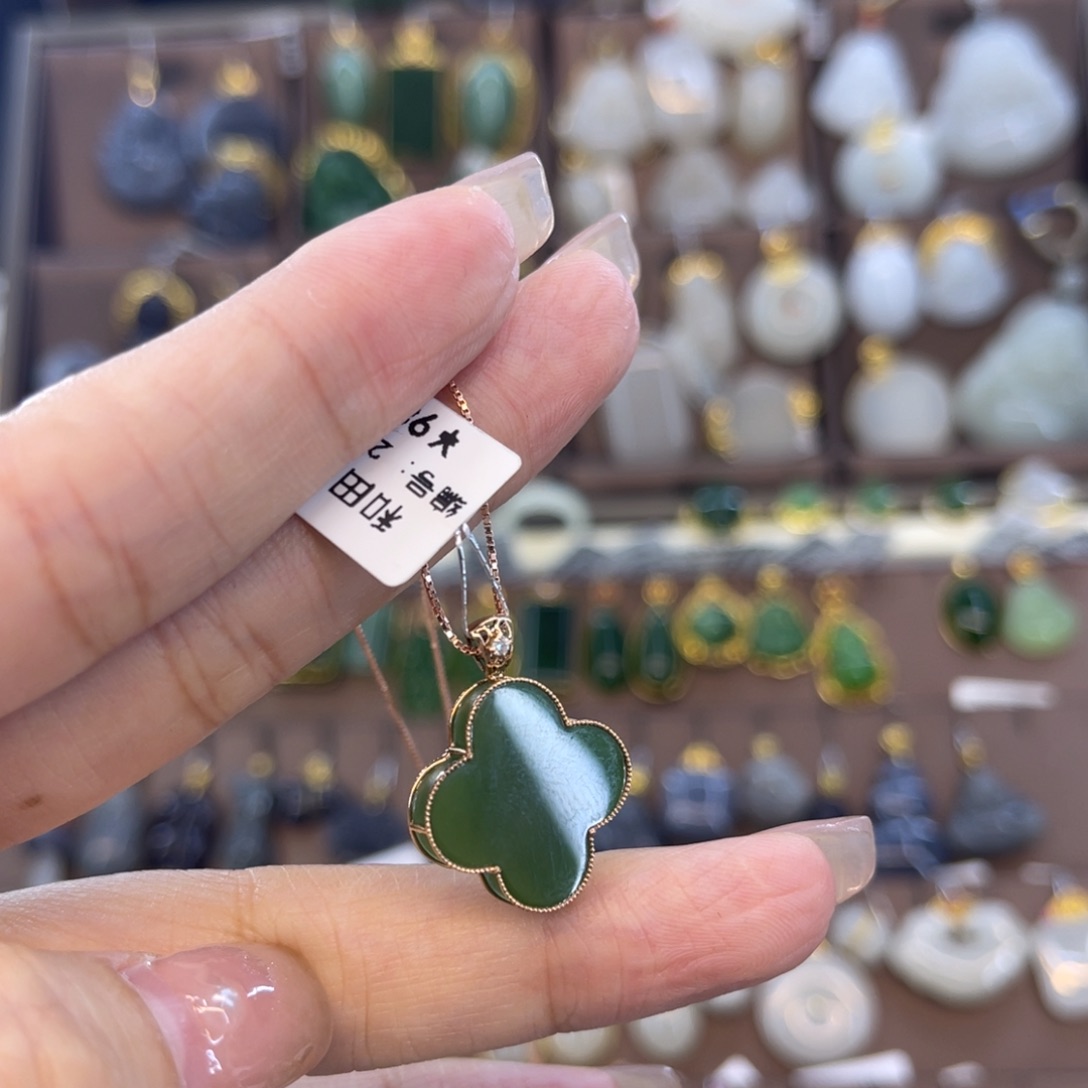 和田玉吊坠18K金镶嵌