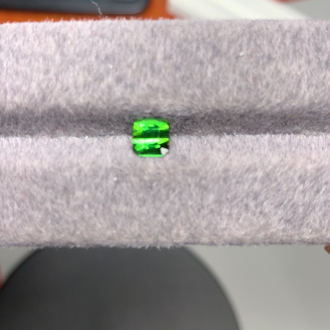 碧玺珠宝奇石未镶嵌电光绿碧玺1.2克拉未镶嵌