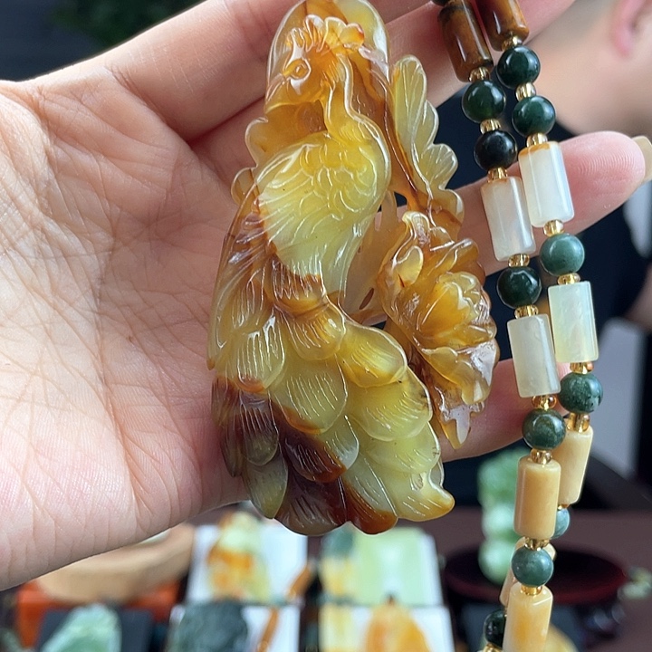 蛇纹石玉颈饰未镶嵌