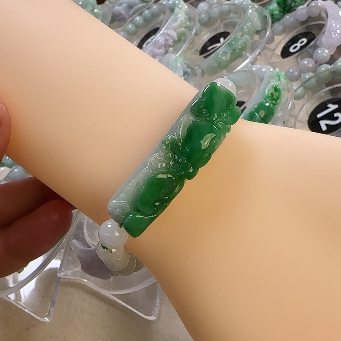 翡翠未镶嵌颈饰手牌