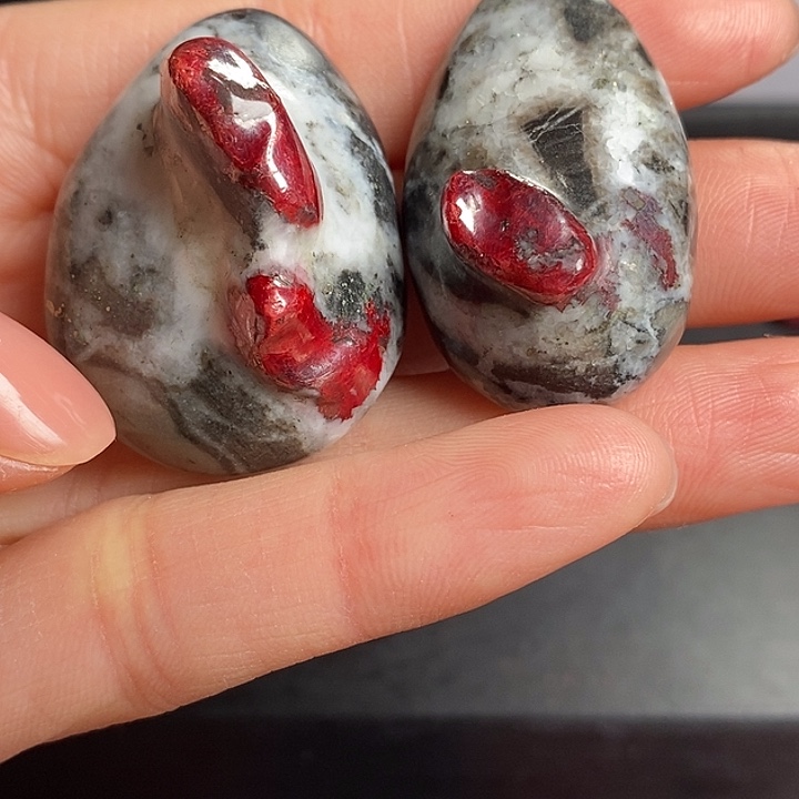 天然辰砂朱砂原石挂件2个