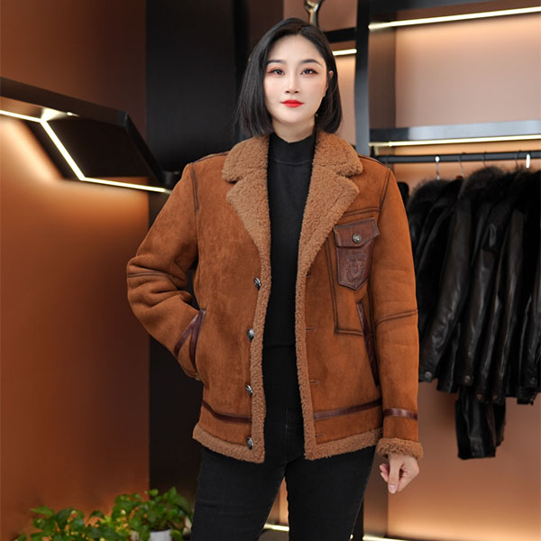 2025新款外套纯羊毛纽扣短款冬季纯色领保暖皮衣加绒秋冬季