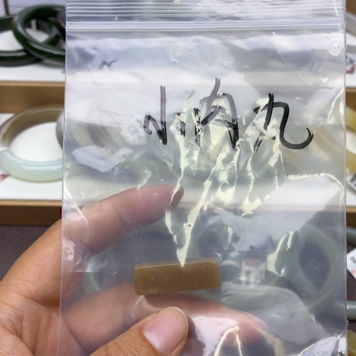 小***y和田玉未镶嵌颈饰