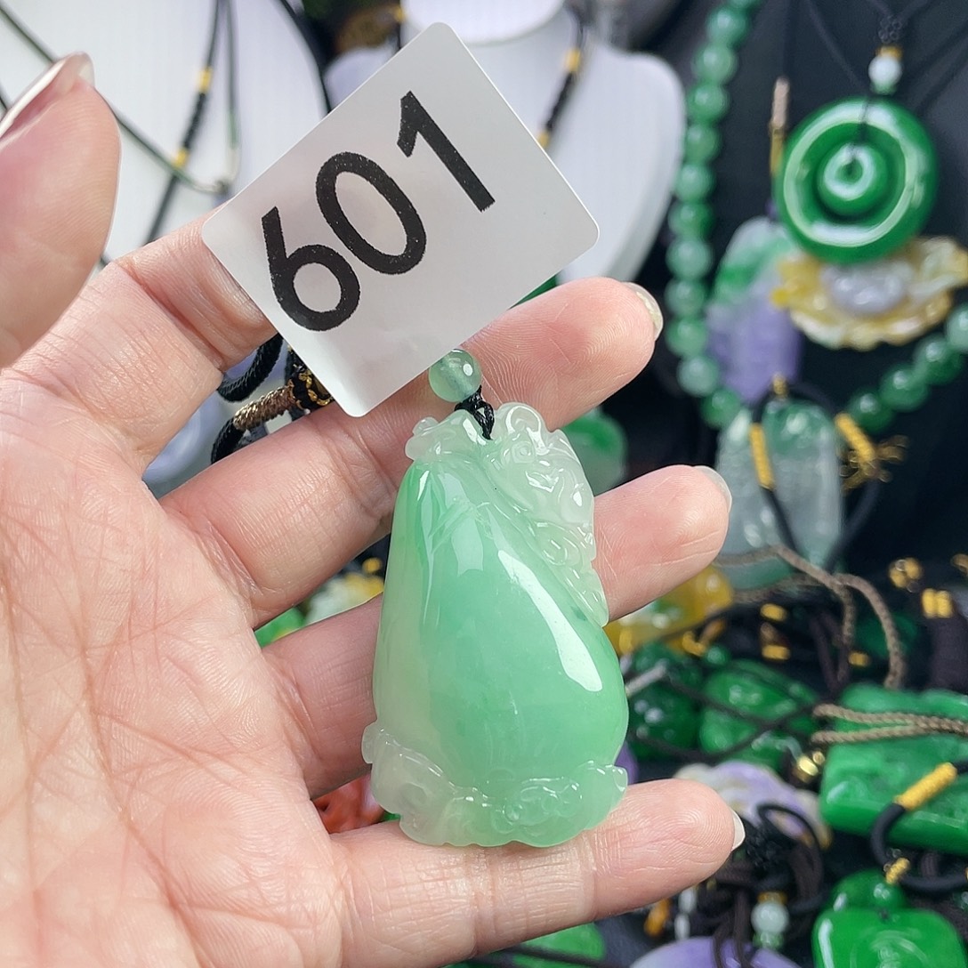 翡翠未镶嵌吊坠(赠链)