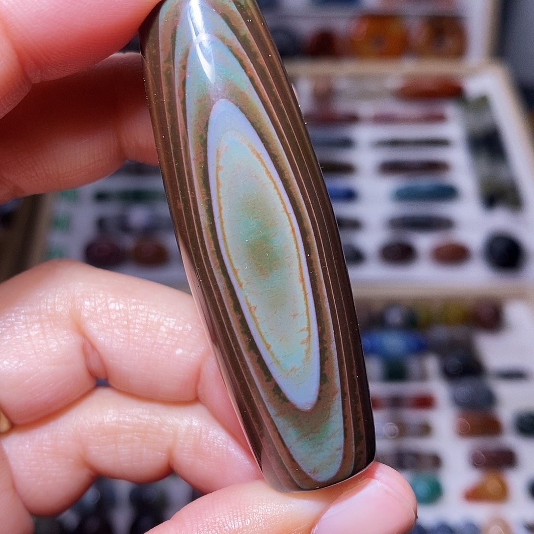 琥珀未镶嵌吊坠…..