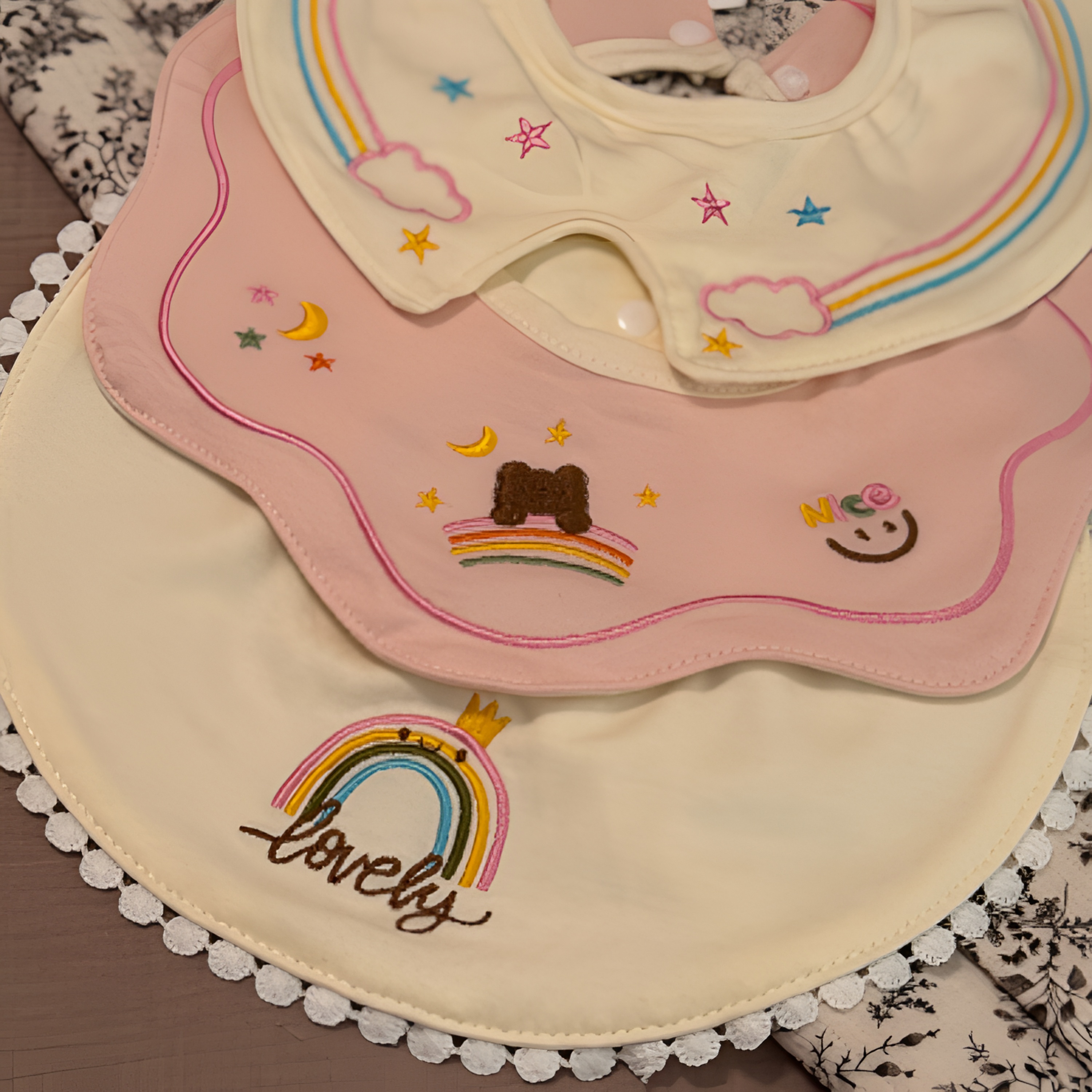 可爱刺绣防水口水巾围嘴婴儿吃饭围兜