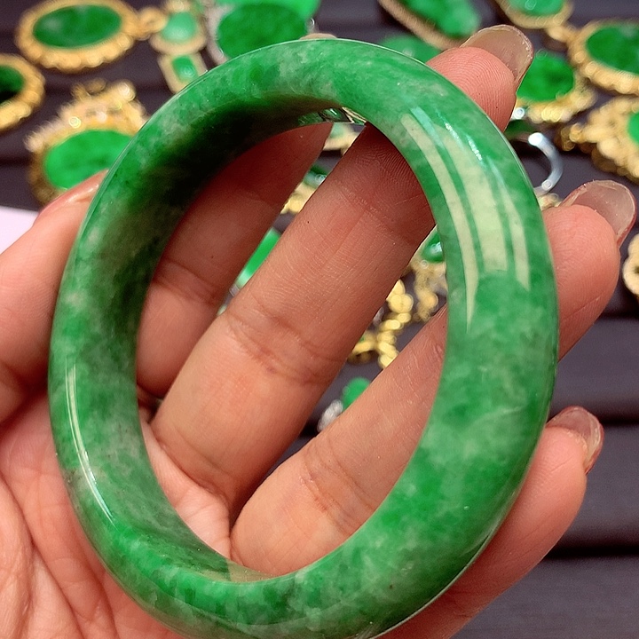 翡翠手镯未镶嵌翡翠