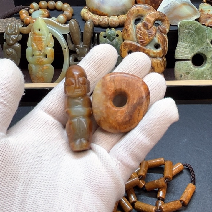 未镶嵌岫岩河磨玉（透闪石质玉）车挂郭*