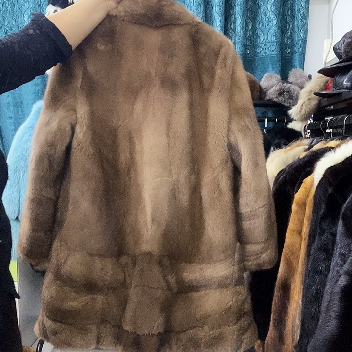 直播间简陋皮草拍直播间食物