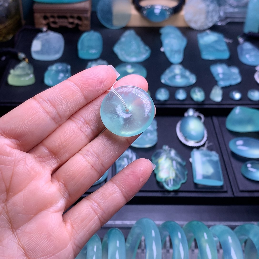 蛇纹石玉吊坠未镶嵌