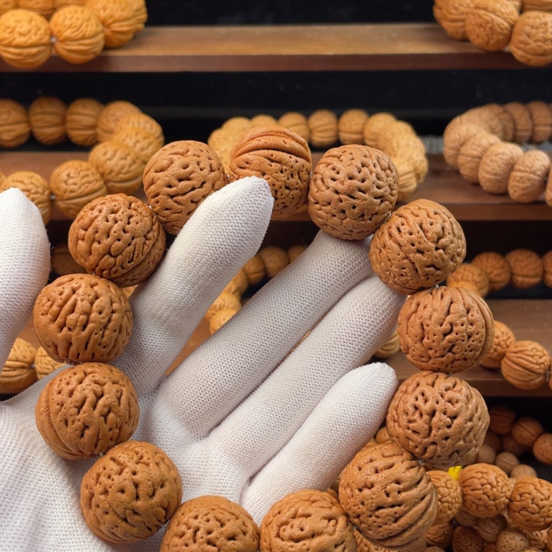 梁***颜桃核吊坠火山纹精品