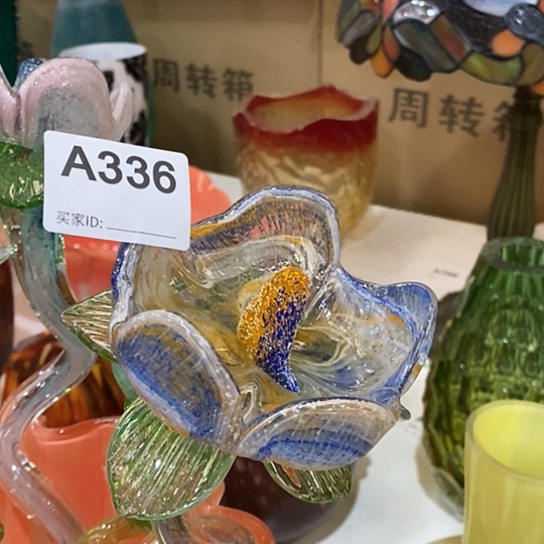 琉璃花瓶高45厘米宽9厘米