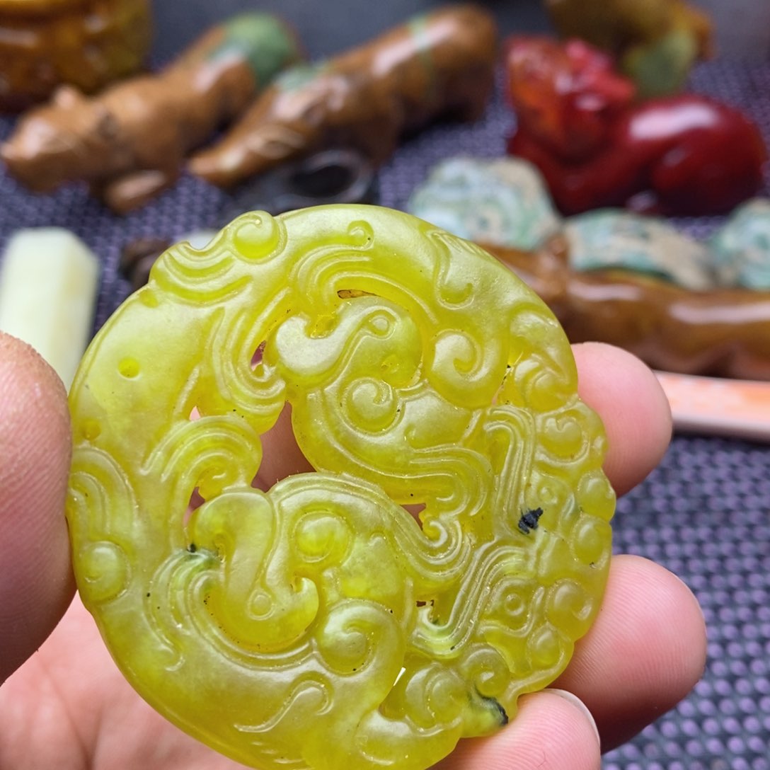 蛇纹石玉颈饰未镶嵌