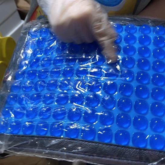 小馒头坐垫一个。      
