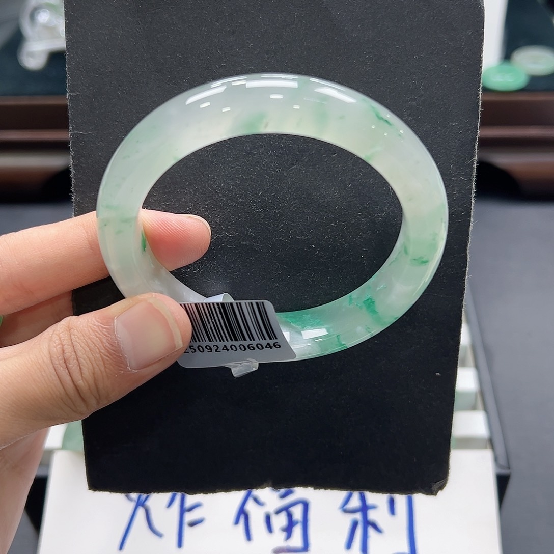 石英质玉（非洲翠）未镶嵌手镯