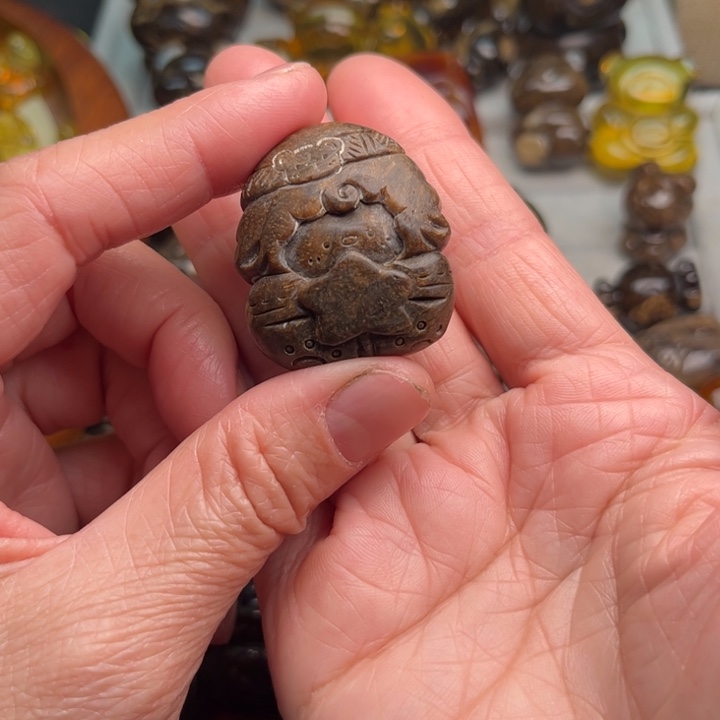 琥珀未镶嵌颈饰羊