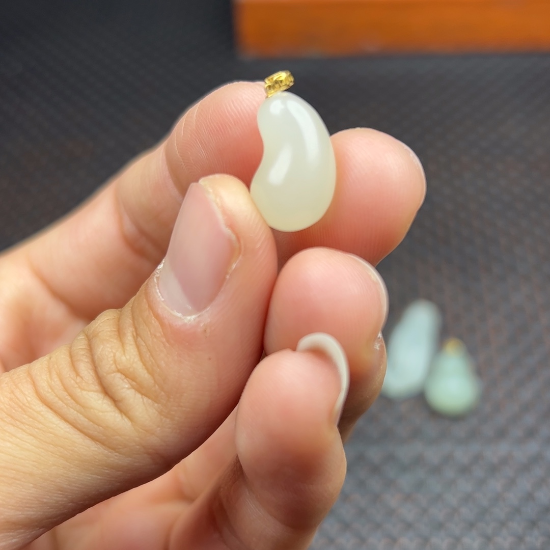 和田玉挂件18K金镶嵌