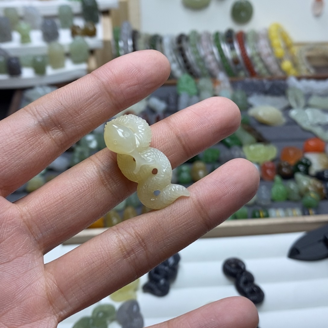 和田玉颈饰未镶嵌樱****子