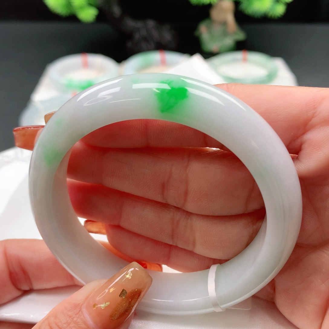 翡翠手镯未镶嵌 正圈56+ 白底青 一抹绿