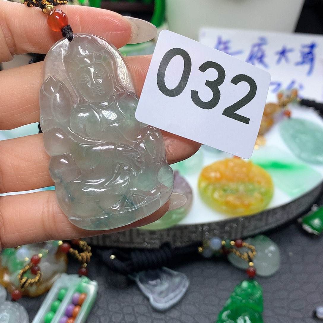 翡翠吊坠(赠链)未镶嵌