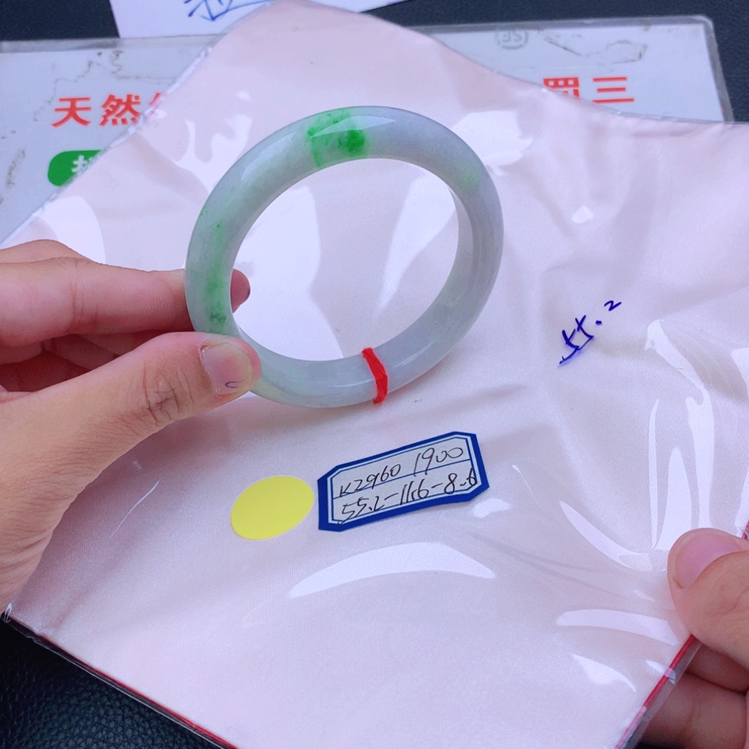 翡翠手镯未镶嵌翡翠