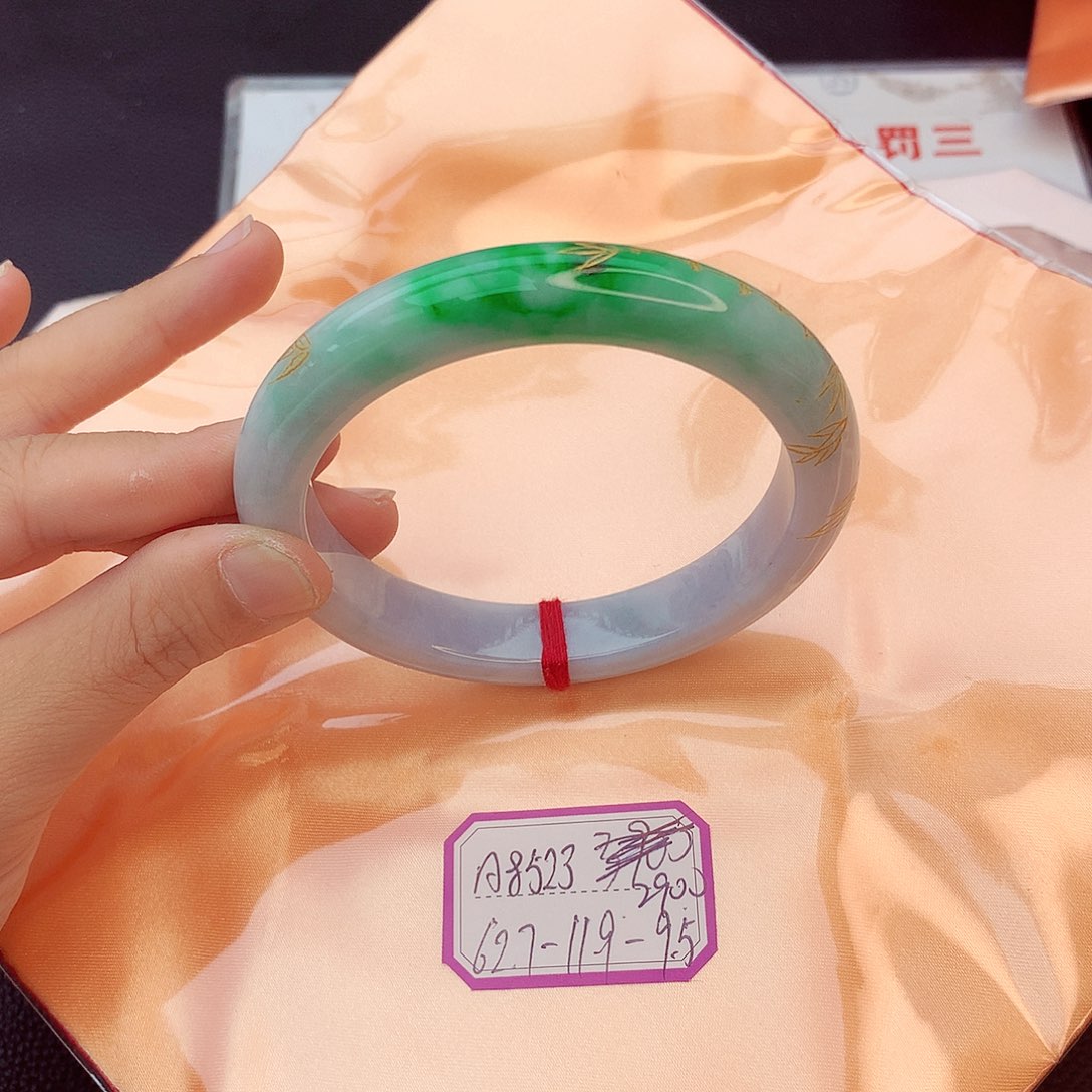 翡翠手镯未镶嵌翡翠