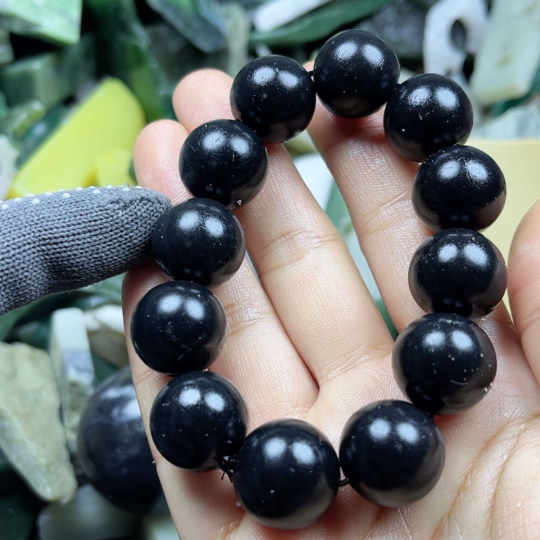 颈饰未镶嵌石英岩玉