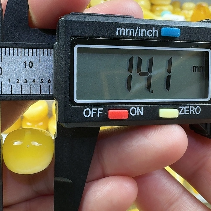 燕***姐蜜蜡未镶嵌裸石12杂