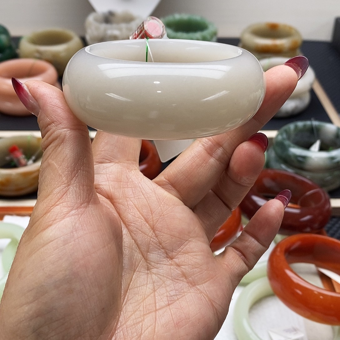 冯***财石英岩玉未镶嵌手镯