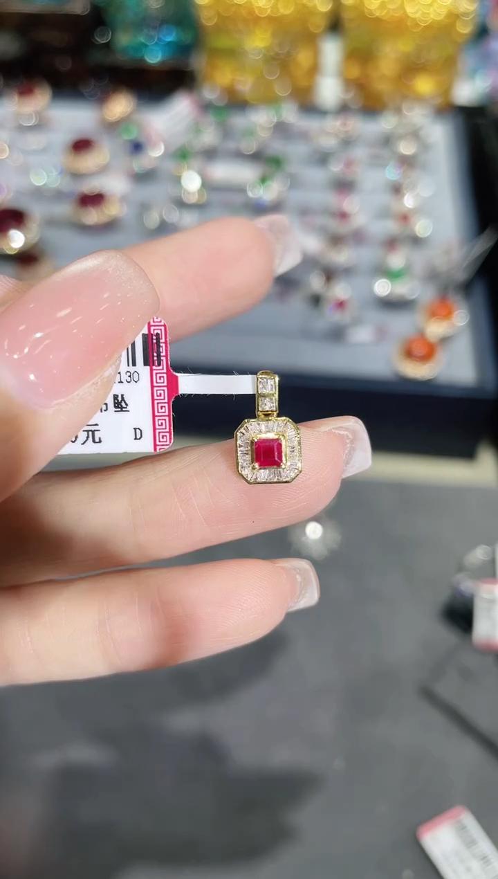 18K金镶嵌红宝石吊坠