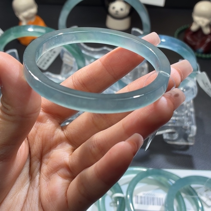 翡翠未镶嵌手镯高冰蓝飘绿