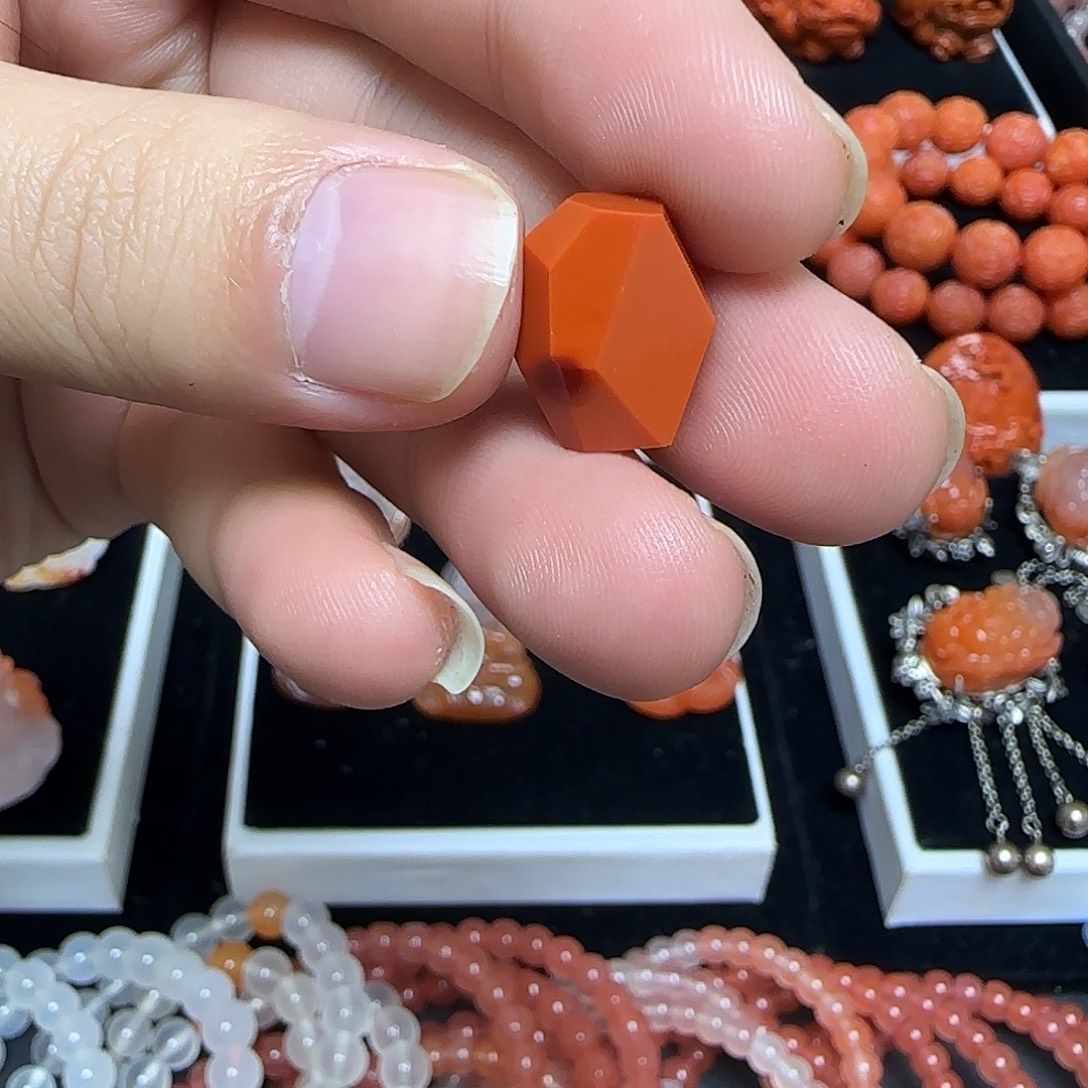 南红玛瑙未镶嵌颈饰