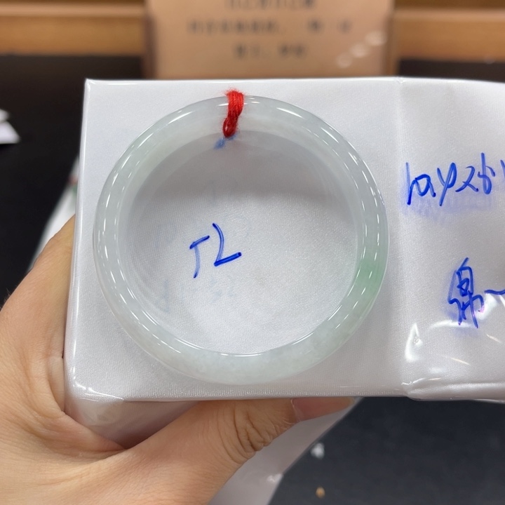 翡翠手镯未镶嵌翡翠