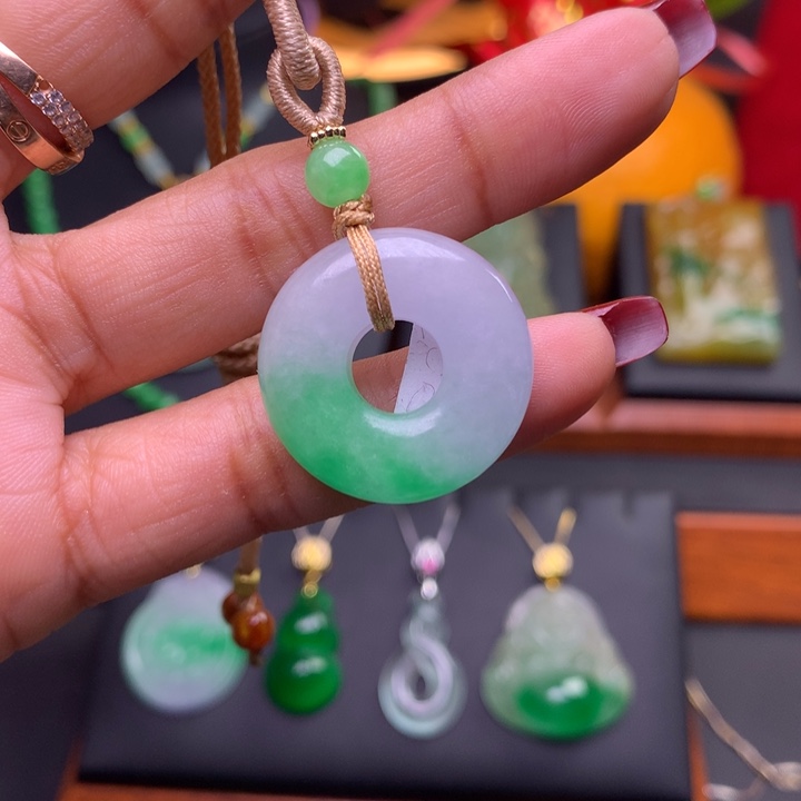 翡翠颈饰未镶嵌吊坠